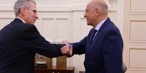 Τζέφρι Πάιατ, Νίκος Δένδιας, αγκώνες