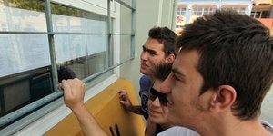 Πανελλαδικές 2020: Υποψήφιοι κοιτάζουν πίνακες αποτελεσμάτων