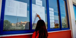 Μαθήτρια βλέπει τη βαθμολογία των Πανελληνίων 2020