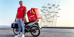 Άνδρας που εργάζεται delivery στην Παραλία στην Θεσσαλονίκης