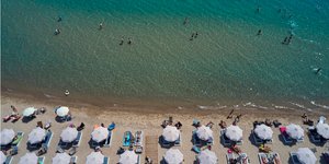 Παραλία ξαπλώστρες θάλασσα