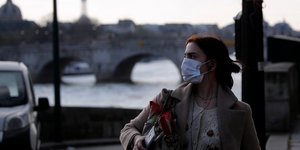 Γυναίκα με μάσκα πλάι στον Σηκουάνα στο Παρίσι