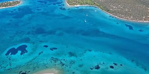 Ο απέραντος τιρκουάζ παράδεισος Πεταλιοί Εύβοιας