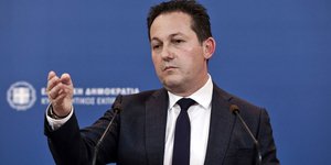 Στελιος Πέτσας δειχνει με δεξι χερι