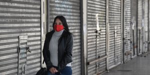 Πεζή με κόκκινη μάσκα