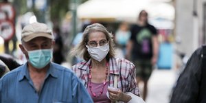 Πεζοί με μάσκες για τον κορωνοϊό