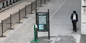 Πεζός με καπέλο και μάσκα στην Γουόλ Στριτ