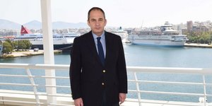 Ο Γιάννης Πλακιωτάκης με μπλε κοστούμι