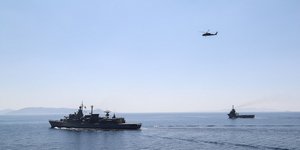 Πλοία και ελικόπτερο του Πολεμικού Ναυτικού