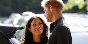 Η Μέγκαν Μαρκλ κοιτάζει στα μάτια τον πρίγκιπα Χάρι