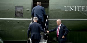 Ο σύμβουλος ασφαλείας του Ντόναλντ Τραμπ επιβιβάζεται στο προεδρικό ελικόπτερο των ΗΠΑ