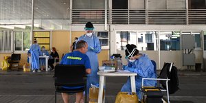 Γιατροί του ΕΟΔΥ κάνουν τεστ στον Προμαχώνα