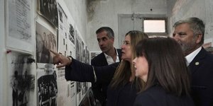 ΕΑΤ-ΕΣΑ: Η πρόεδρος του ΟΠΑΝΔΑ, Αννα Ροκοφύλλου δείχνει στην ΠτΔ, στον Κ. Μπακογιάννη και στον Γ. Πατούλη φωτογραφία με τον πατέρα της Χρήστο Ροκόφυλλο 