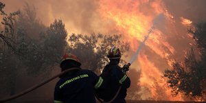 Ανδρες της πυροσβεστικής επιχειρούν να σβήσουν φωτιά