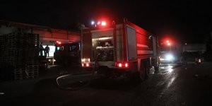 Πυροσβεστικό όχημα τη νύχτα στην λαχαναγορά
