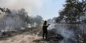 πυροσβεστης ριχνει νερό