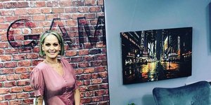 Η Ρέα Τουτουνζή με ροζ φόρεμα