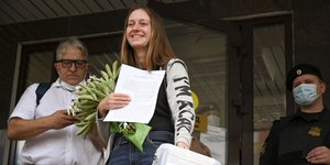 Η Ρωσίδα δημοσιογράφος χαμογελά προς το συγκεντρωμένο πλήθος μετά τη δική της