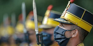 Ρουμάνοι φρουροί με μάσκα