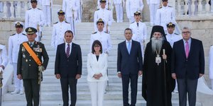 Τα ξίφη στους νέους και νέες σημαιοφόρους επέδωσε η Κατερίνα Σακελλαροπούλου