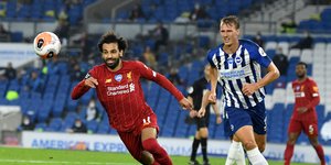 Ο Σαλάχ κυνηγά τη μπάλα στο ματς με την Μπράιτον