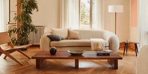 Σαλόνι διαμερίσματος με καναπέ, τραπεζάκι, φωτιστικό, καρέκλα, φυτό