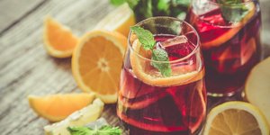 Ποτήρι με σαγκρία και φλούδες πορτοκαλιού