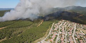 Φωτιά στις Σάπες Ροδόπης καίει στο δάσος