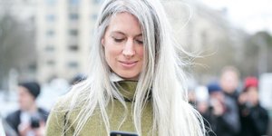 γυναίκα με γκρίζα μαλλιά