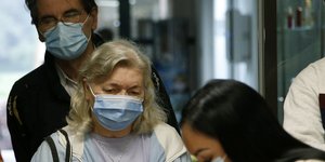 Πολίτες στη Σερβία κατά τη διάρκεια των προεδρικών εκλογών, με μάσκα προστασίας μετάδοσης του κορωνοϊού