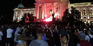 Διαδηλωτές ανάβουν καπνογόνο έξω από την Βουλή στην Σερβία