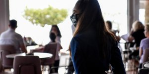 σερβιτορα με μάσκα πλατη 