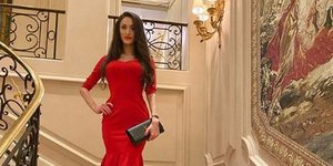 Ρωσίδα σεξολόγος με κόκκινο φόρεμα σε σκαλιά ξενοδοχείου