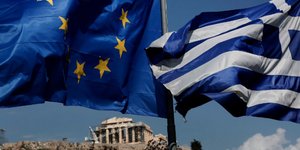 Σημαίες ΕΕ και Ελλάδας με φόντο την Ακρόπολη