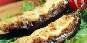 Συνταγή για μελιτζάνες παπουτσάκια με κιμά και μπεσαμέλ
