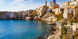 Πολύχρωμα σπίτια στο νησί της Σύρου