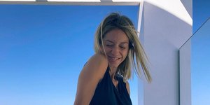 Η Σοφία Καρβέλα με μαύρο τοπ και λευκό παντελόνι