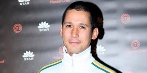 Ο Σωτήρης Κοντιζάς με λευκή ζακέτα