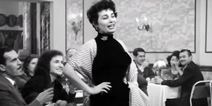 Η Σπεράντζα Βρανά σε ένα σπάνιο καλοκαιρινό εξώφυλλο