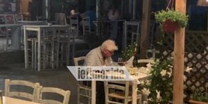 Μόνος διαβάζοντας εφημερίδα απόλαυσε και την Παρασκευή το δείπνο του ο Στάνλεϊ Τζόνσον