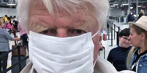 Στάνλεϊ Τζόνσον πατέρας Μπόρις Τζόνσον στο αεροδρόμιο