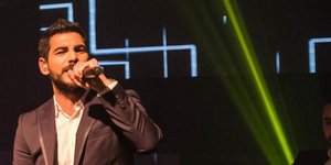 Ο Σταύρος Κωνσταντίνου τραγουδάει