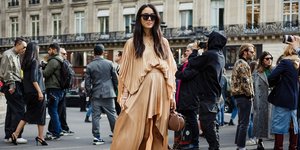 Στιλάτη γυναίκα με φόρεμα