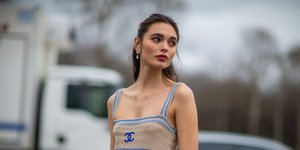 γυναίκα με φόρεμα στην εβδομάδα μόδας