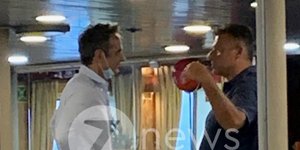 Κυριάκος Μητσοτάκης και Γιώργος Λιάγκας συνομιλούν σε πλοίο της γραμμής