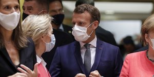 Από αριστερά: Η πρωθυπουργός του Βελγίου Σόφι Βίλμς, η Φον ντερ Λάιεν, ο Εμ. Μακρόν και η Αν. Μέρκελ