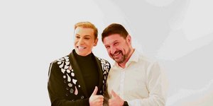 Νίκος Χαρδαλιάς και Τάκης Ζαχαράτους αγκαλιά στο καμαρίνι