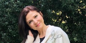 Η Ταμίλα Κουλίεβα με λευκή μπλούζα