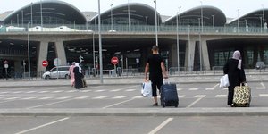 Ταξιδιώτες στο αεροδρόμιο του Παρισιού μετά την επανεκκίνηση των διεθνών πτήσεων