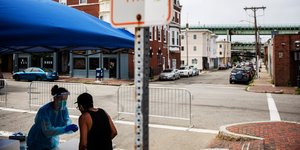 Γιατρός κάνει τεστ κορωνοϊού σε πάρκινγκ στις ΗΠΑ